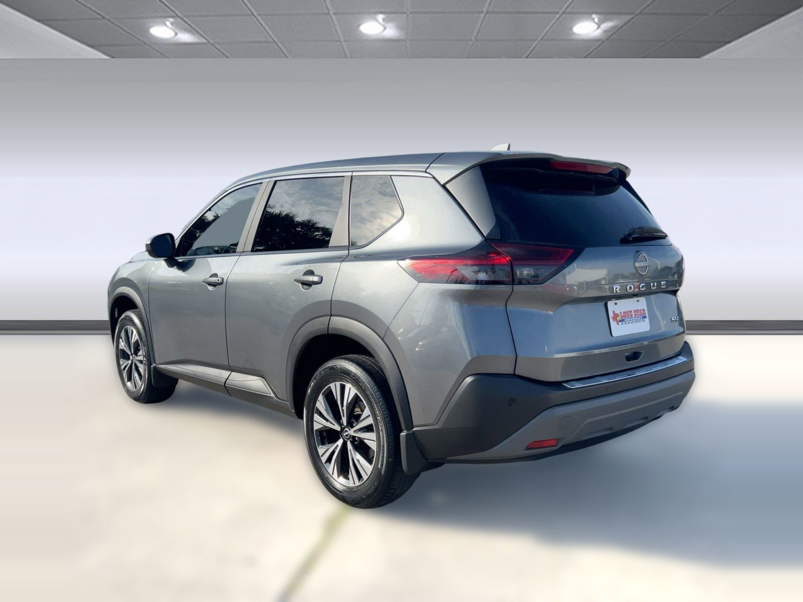 Used 2023 Nissan Rogue SV image 3