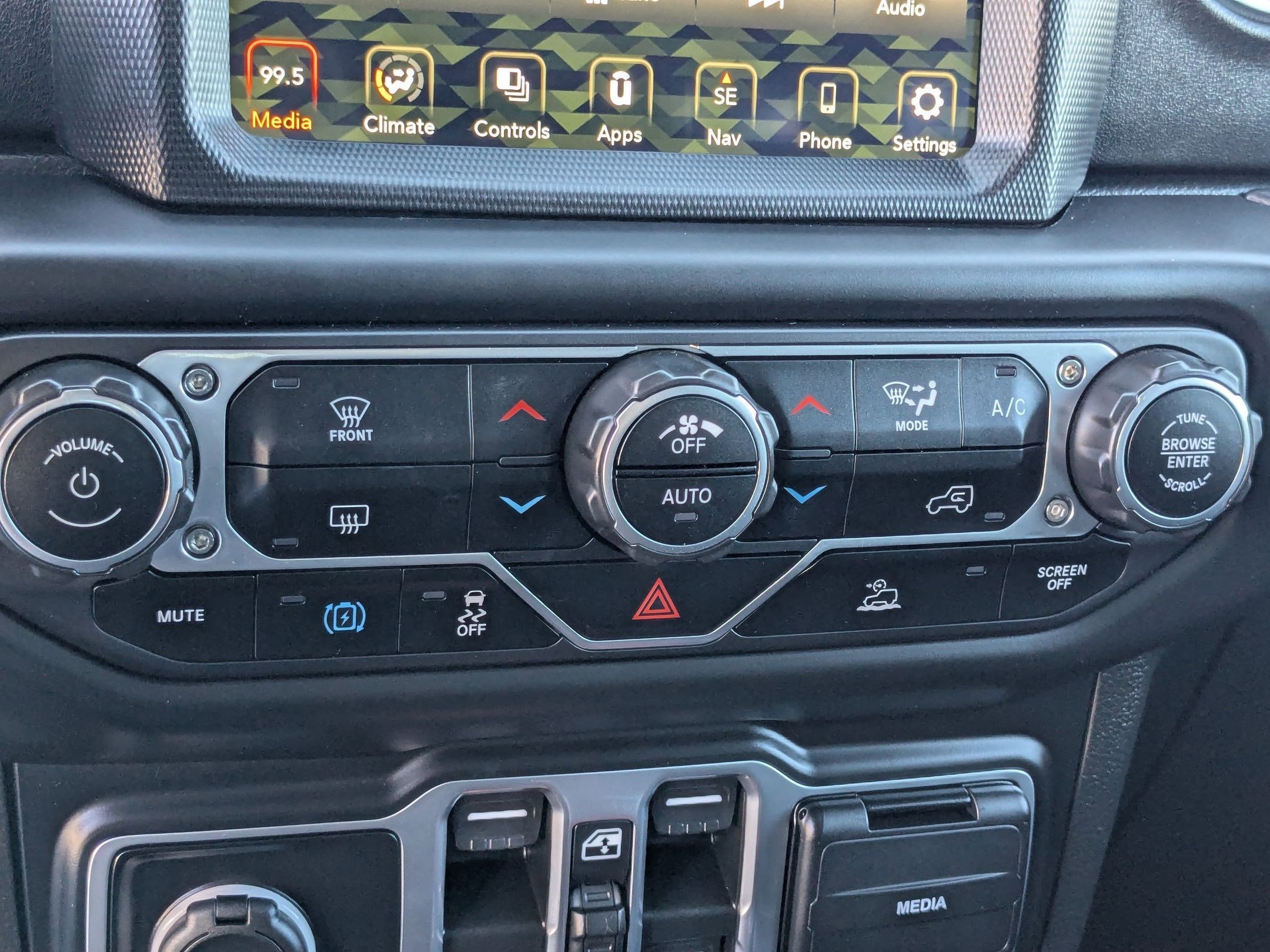 Used 2023 Jeep Wrangler Sahara image 21