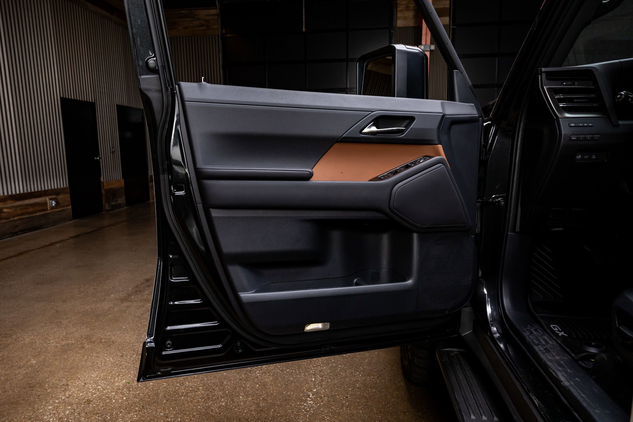 Used 2025 Lexus GX 550 w/ Accessory Package (2T) image 37