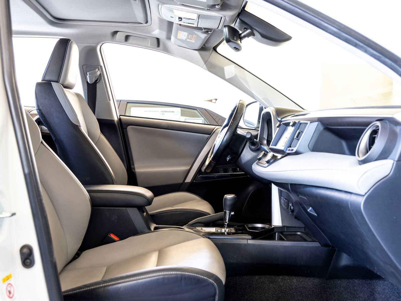 Used 2018 Toyota RAV4 Limited w/ Advanced Technology Package image 27