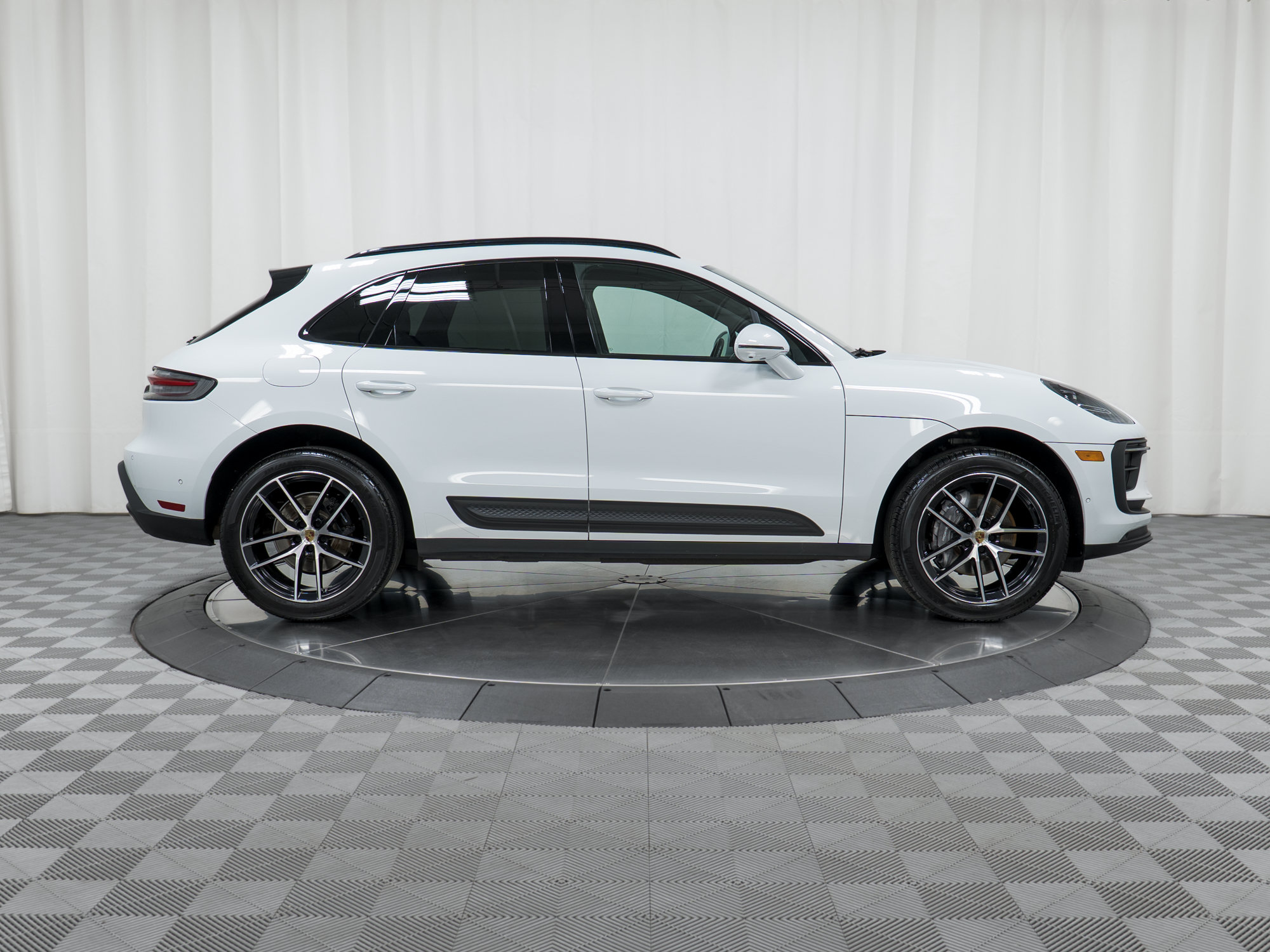 Certified 2023 Porsche Macan AWD/4WD image 8