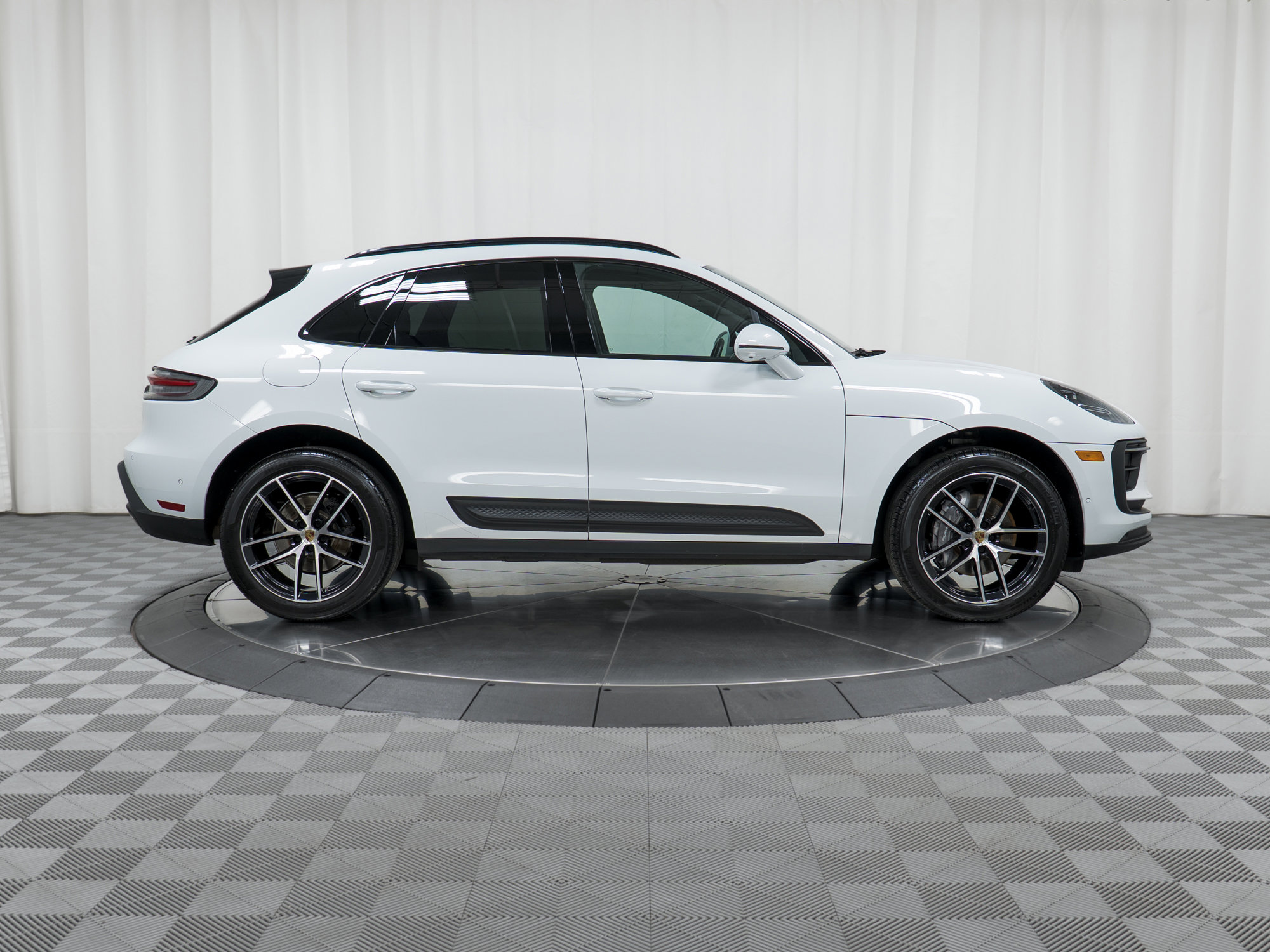 Certified 2023 Porsche Macan image 8