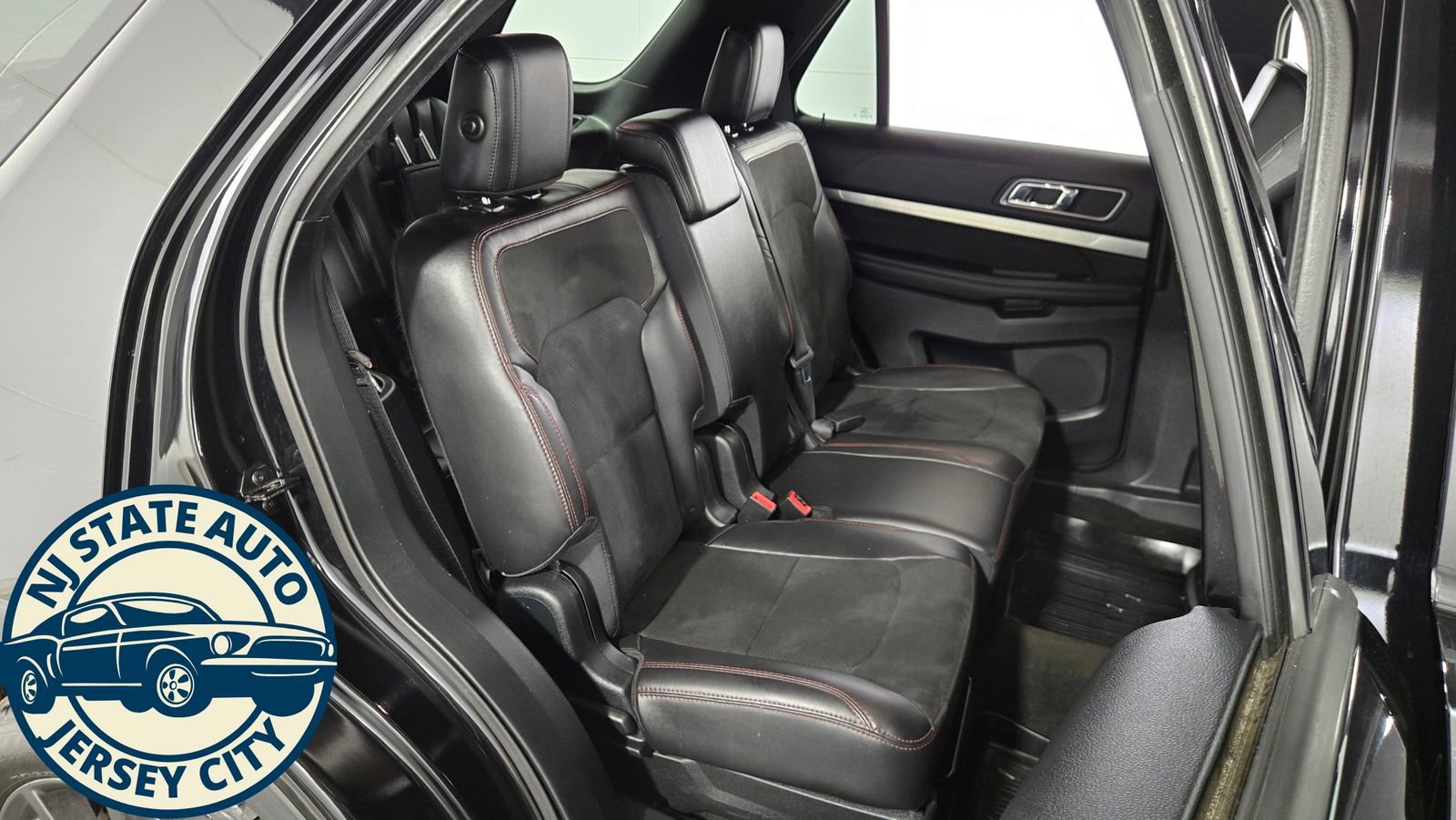 Used 2018 Ford Explorer XLT w/ Equipment Group 202A AWD/4WD image 38