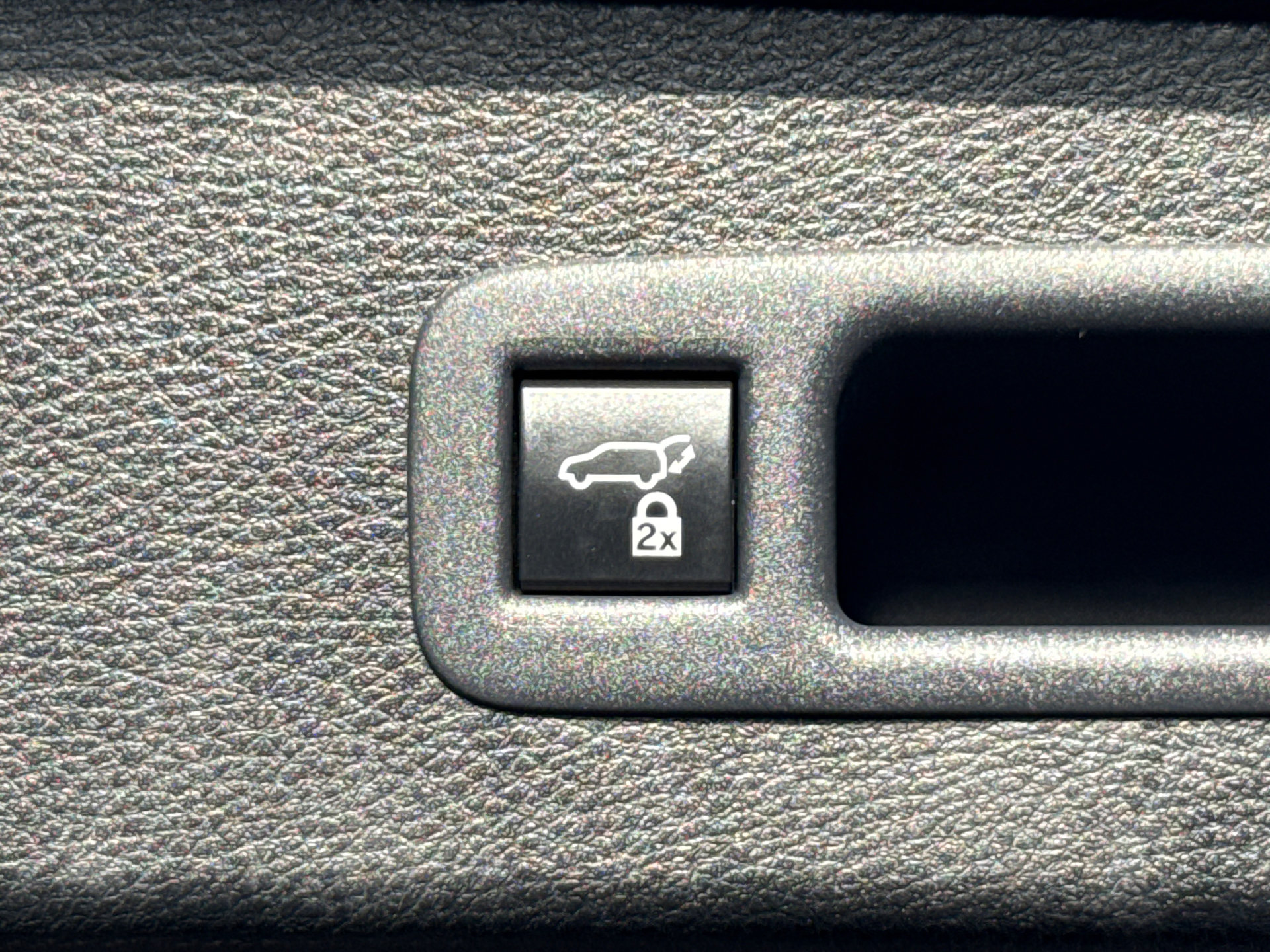 Used 2023 Toyota Sienna Platinum FWD image 11