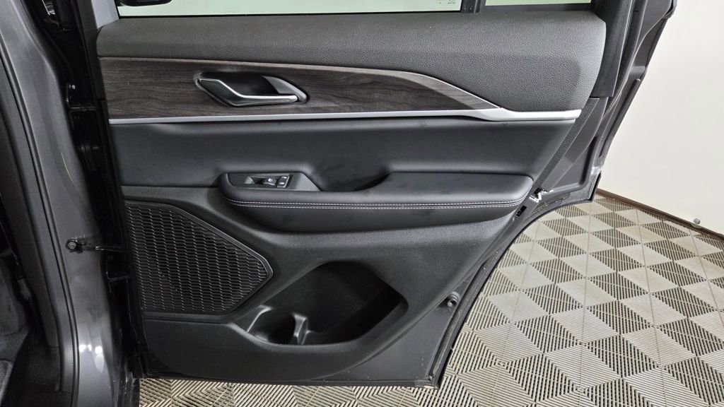 New 2025 Jeep Grand Cherokee Limited w/ Black Appearance Package image 34