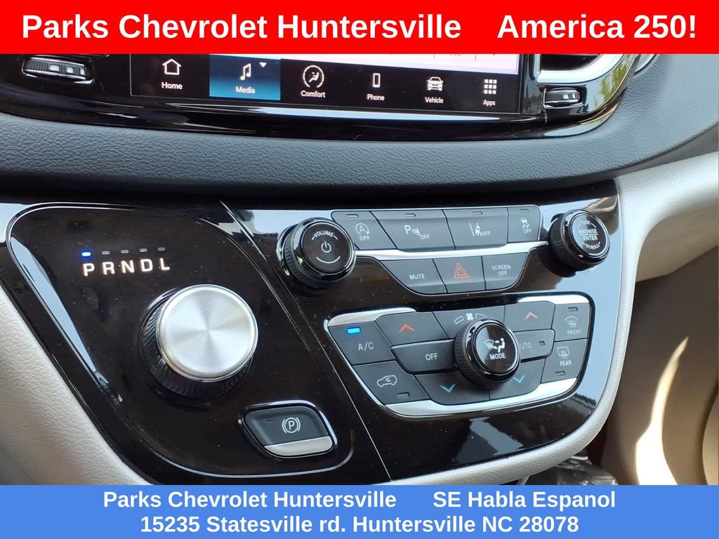 Used 2023 Chrysler Pacifica Touring-L FWD image 7