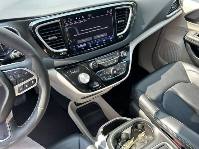 Used 2024 Chrysler Pacifica Touring-L FWD image 32
