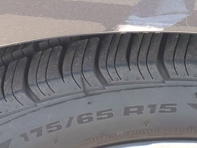 Used 2015 Toyota Yaris L image 12