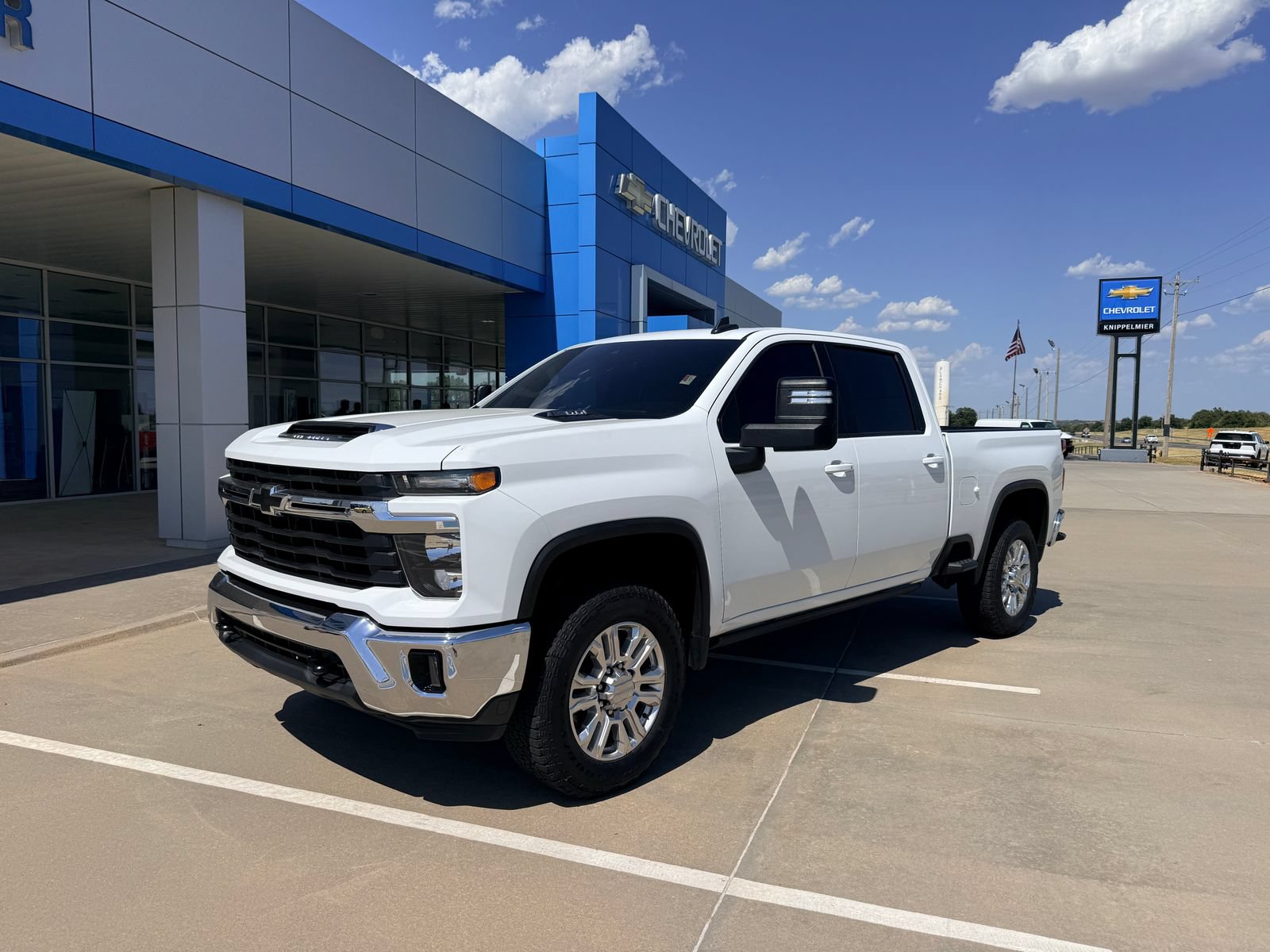 Used 2024 Chevrolet Silverado 2500 LT AWD/4WD image 2