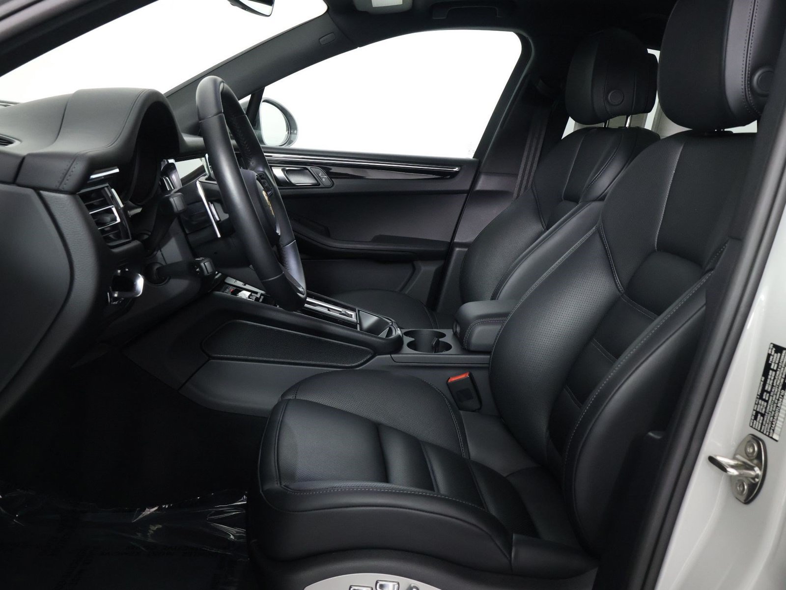Certified 2026 Porsche Macan Turbo AWD/4WD image 5