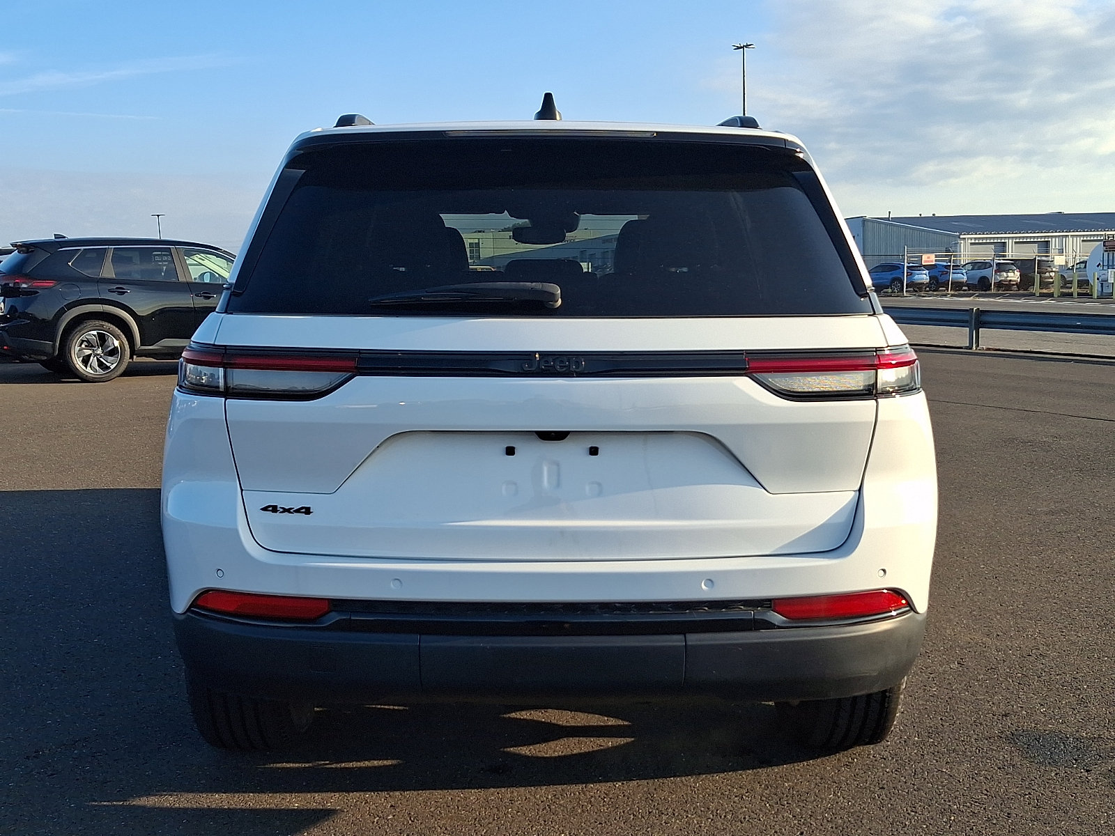 Used 2023 Jeep Grand Cherokee Altitude AWD/4WD image 5