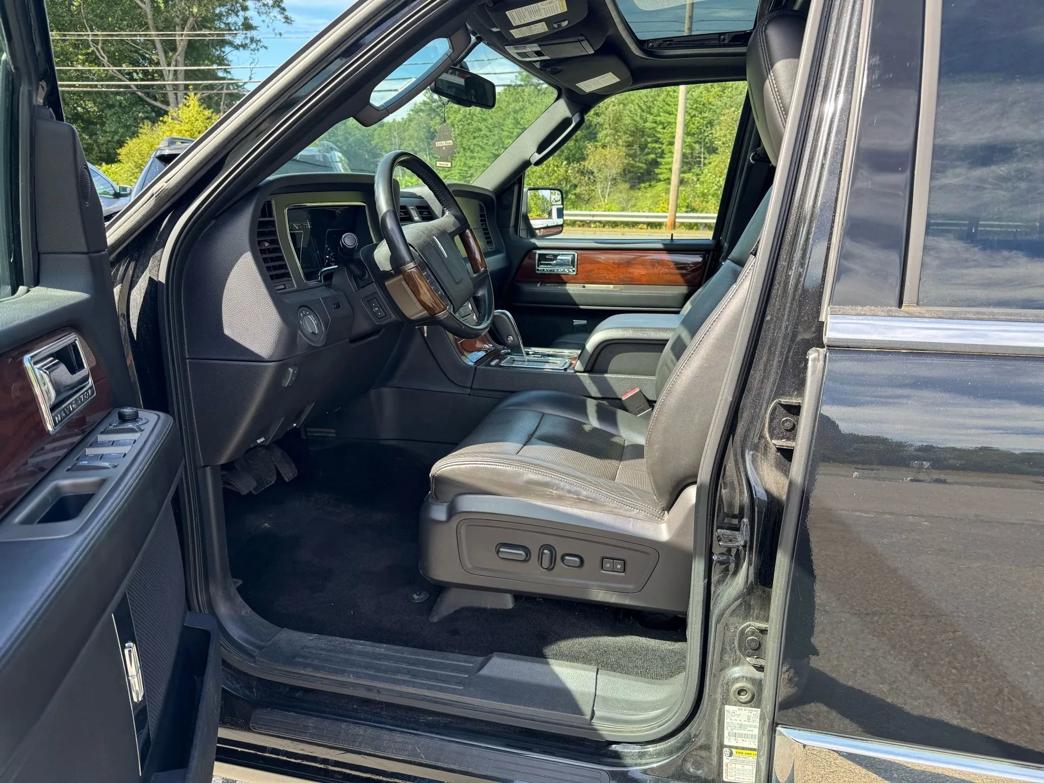 Used 2013 Lincoln Navigator 4WD image 9