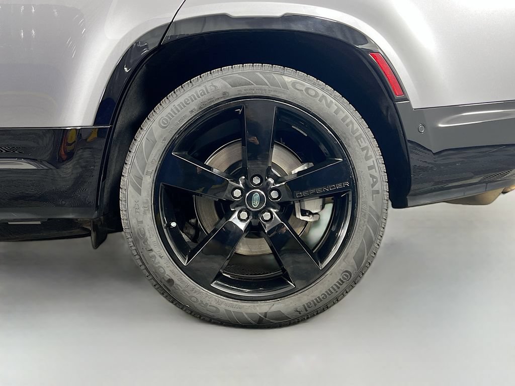 Used 2024 Land Rover Defender 130 X-Dynamic SE AWD/4WD image 33
