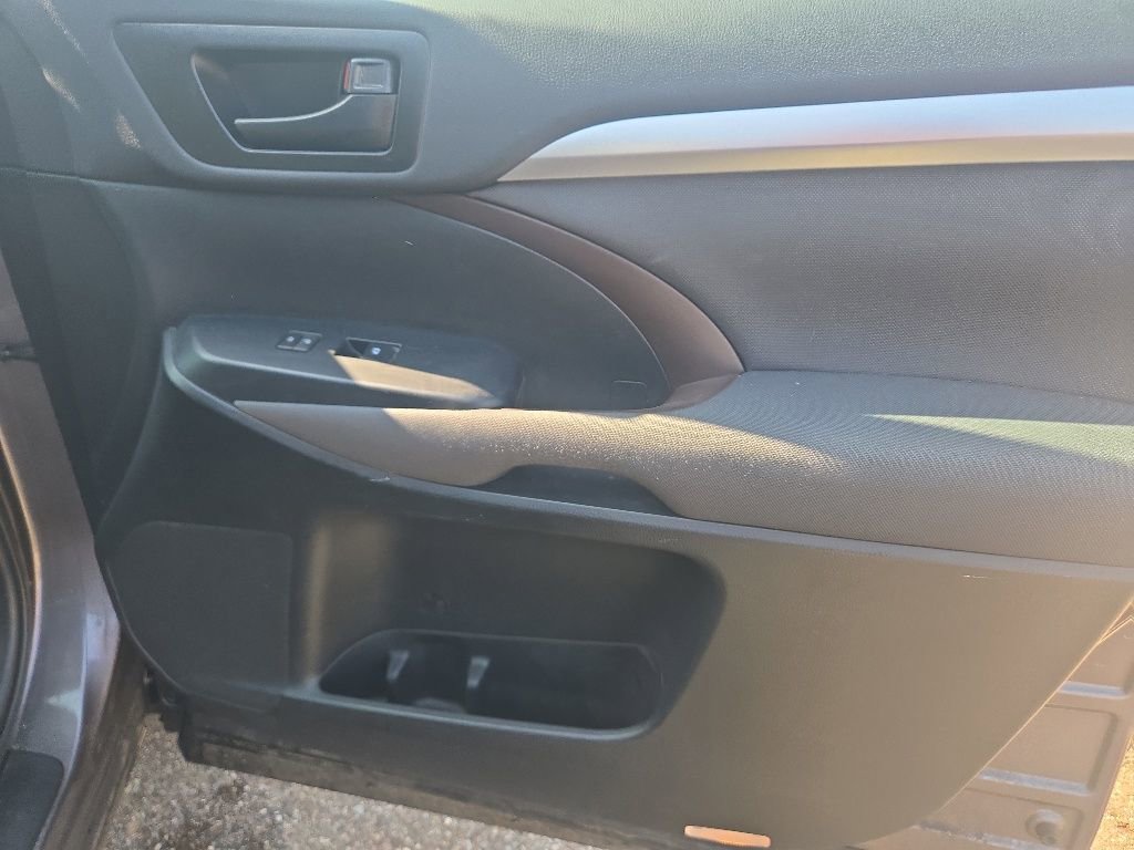Used 2019 Toyota Highlander LE AWD/4WD image 21