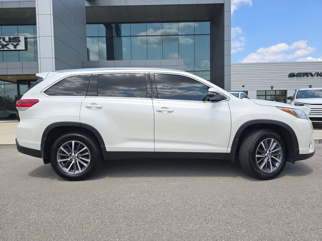 Used 2019 Toyota Highlander XLE AWD/4WD image 23