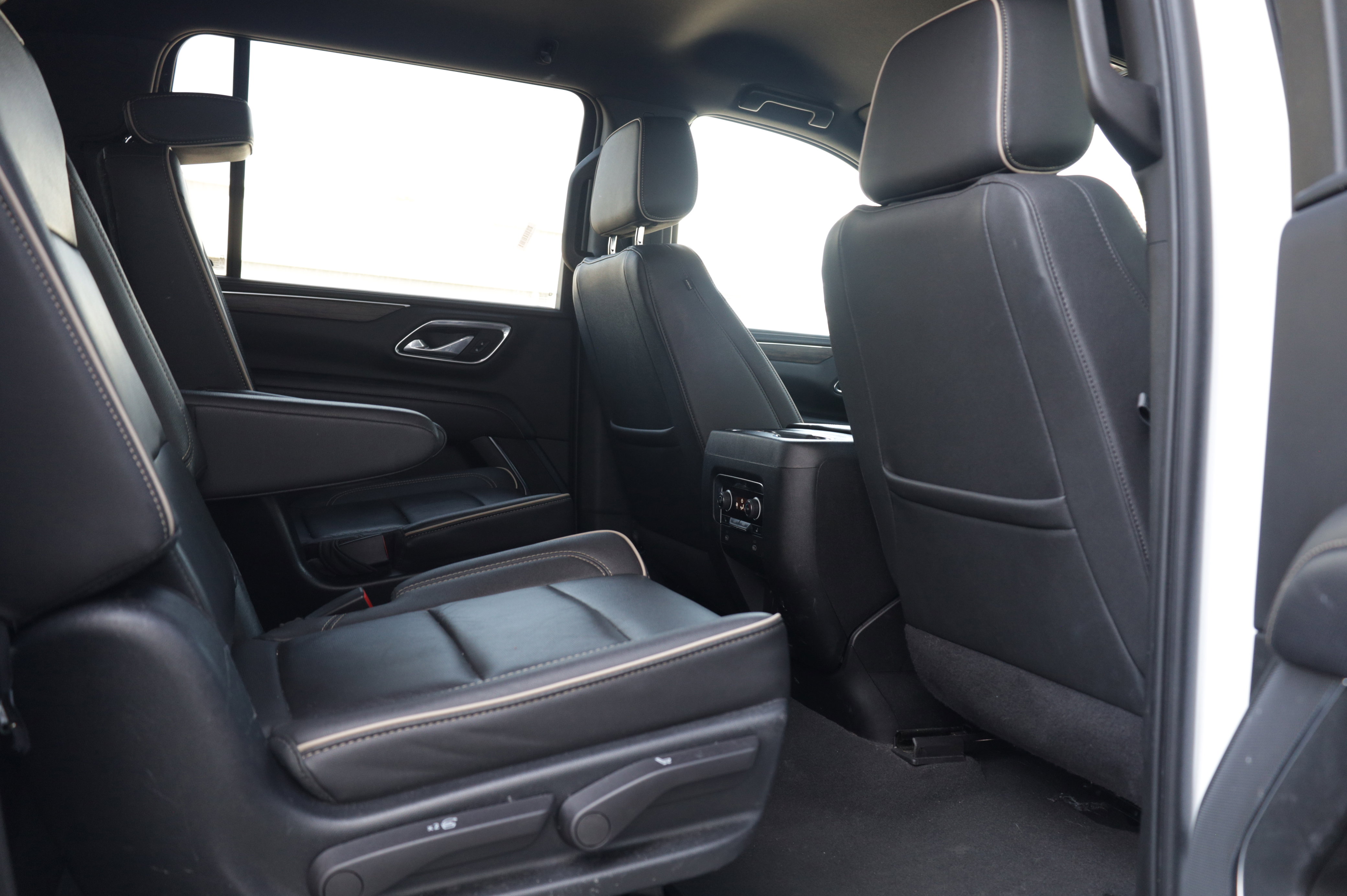 Used 2023 Chevrolet Suburban Premier image 13