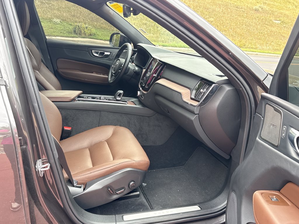 Used 2025 Volvo XC60 B5 Plus w/ Protection Package Premier AWD/4WD image 26