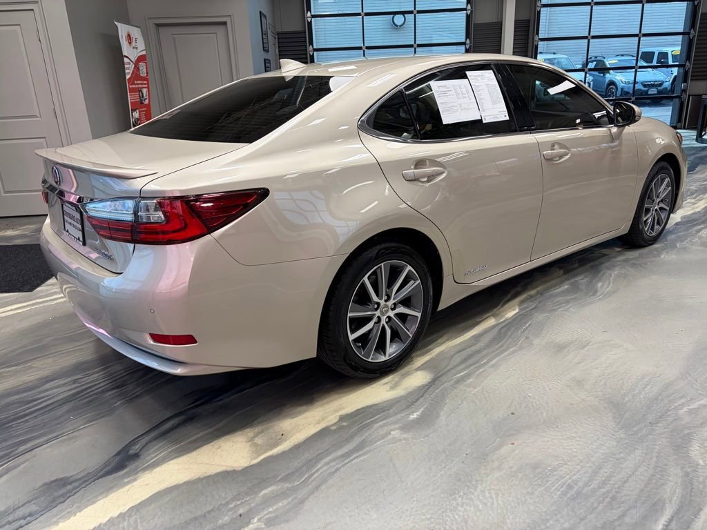 Used 2017 Lexus ES 300h w/ Luxury Package image 33