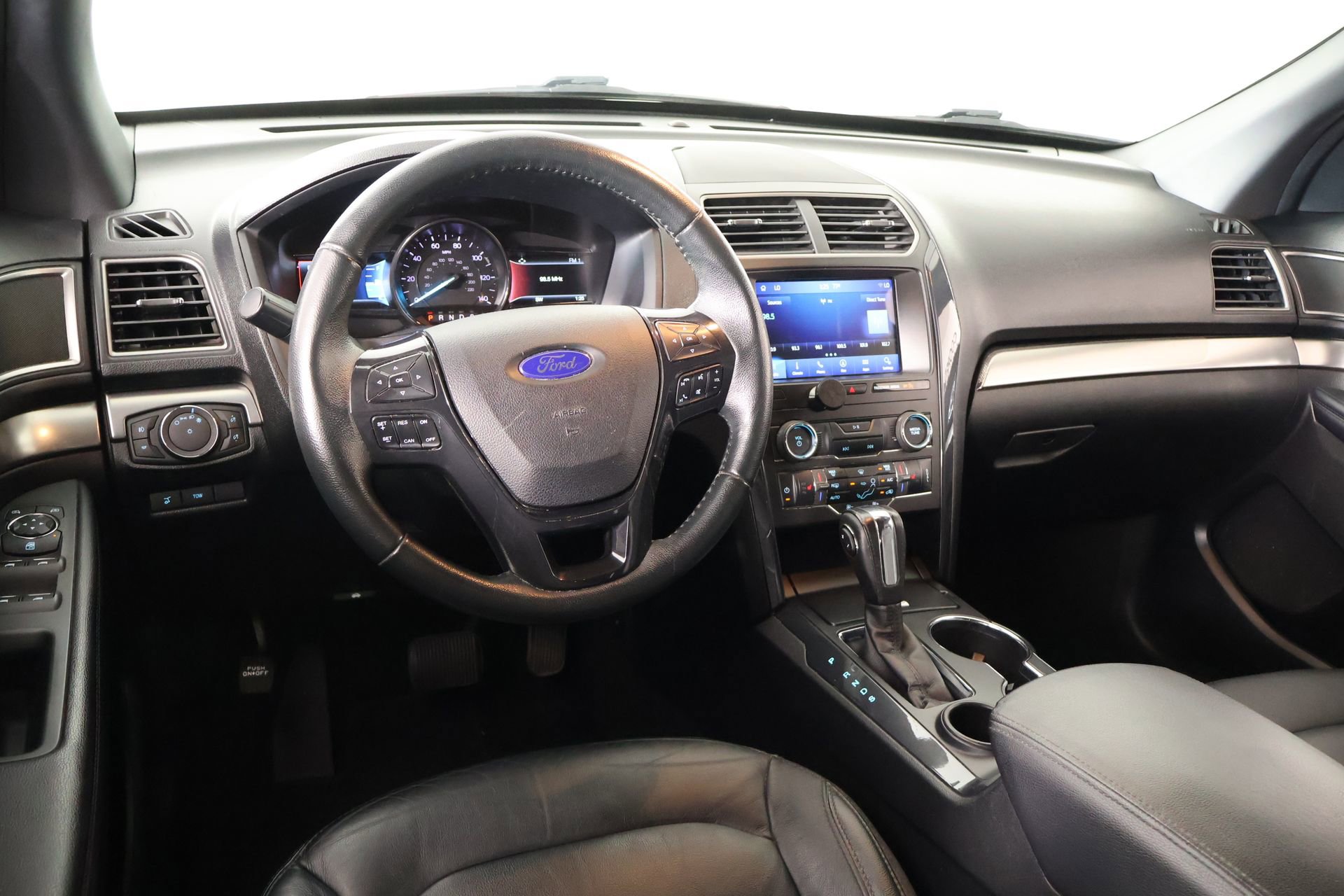 Used 2018 Ford Explorer XLT w/ Equipment Group 202A FWD image 2