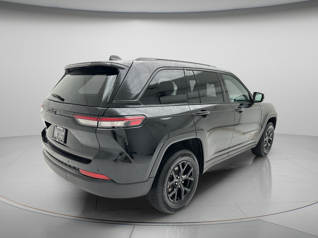 Used 2025 Jeep Grand Cherokee Altitude AWD/4WD image 3
