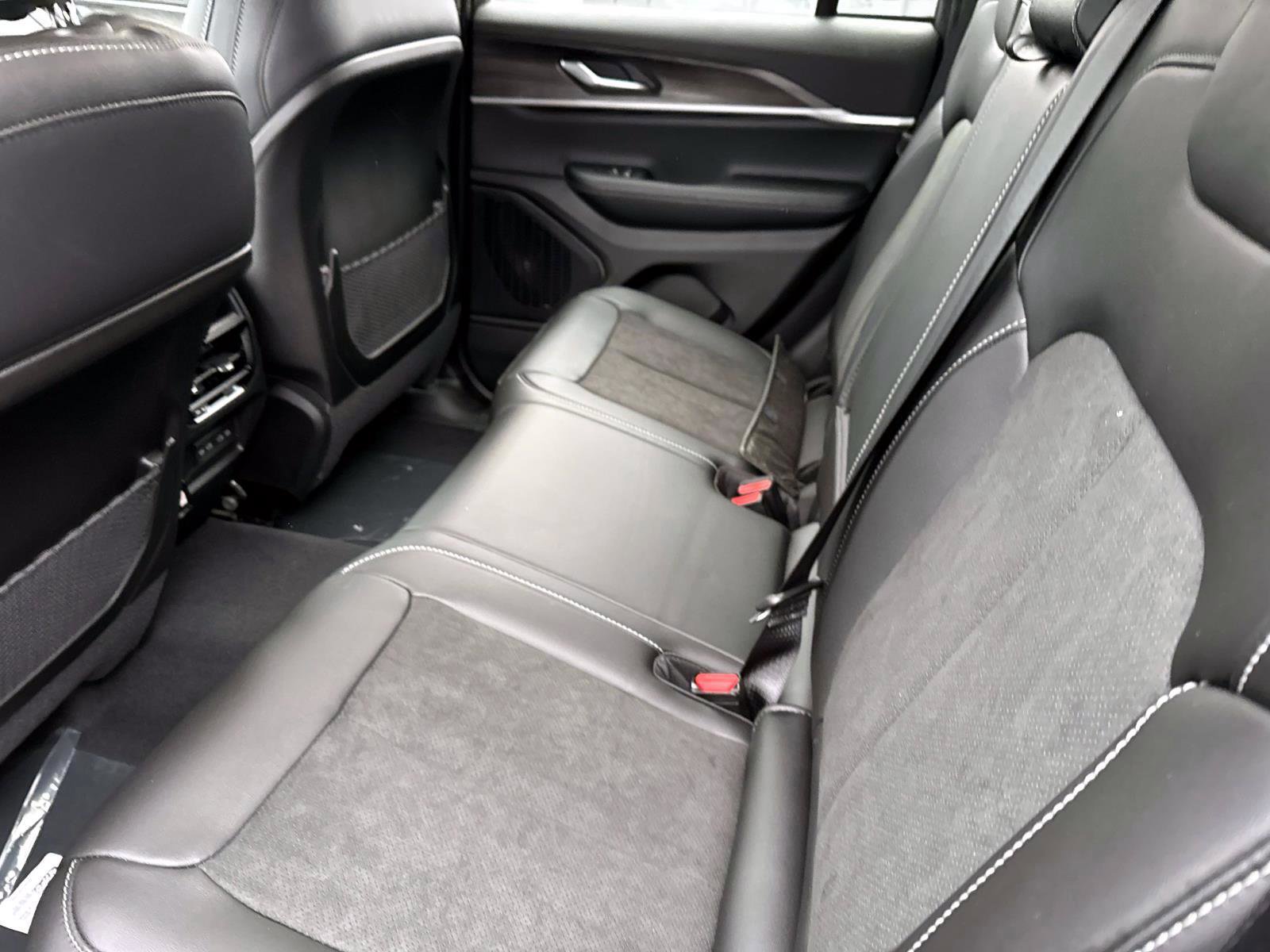 New 2026 Jeep Grand Cherokee Altitude image 12