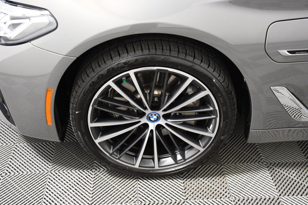 Used 2022 BMW 530e xDrive w/ Premium Package AWD/4WD image 11