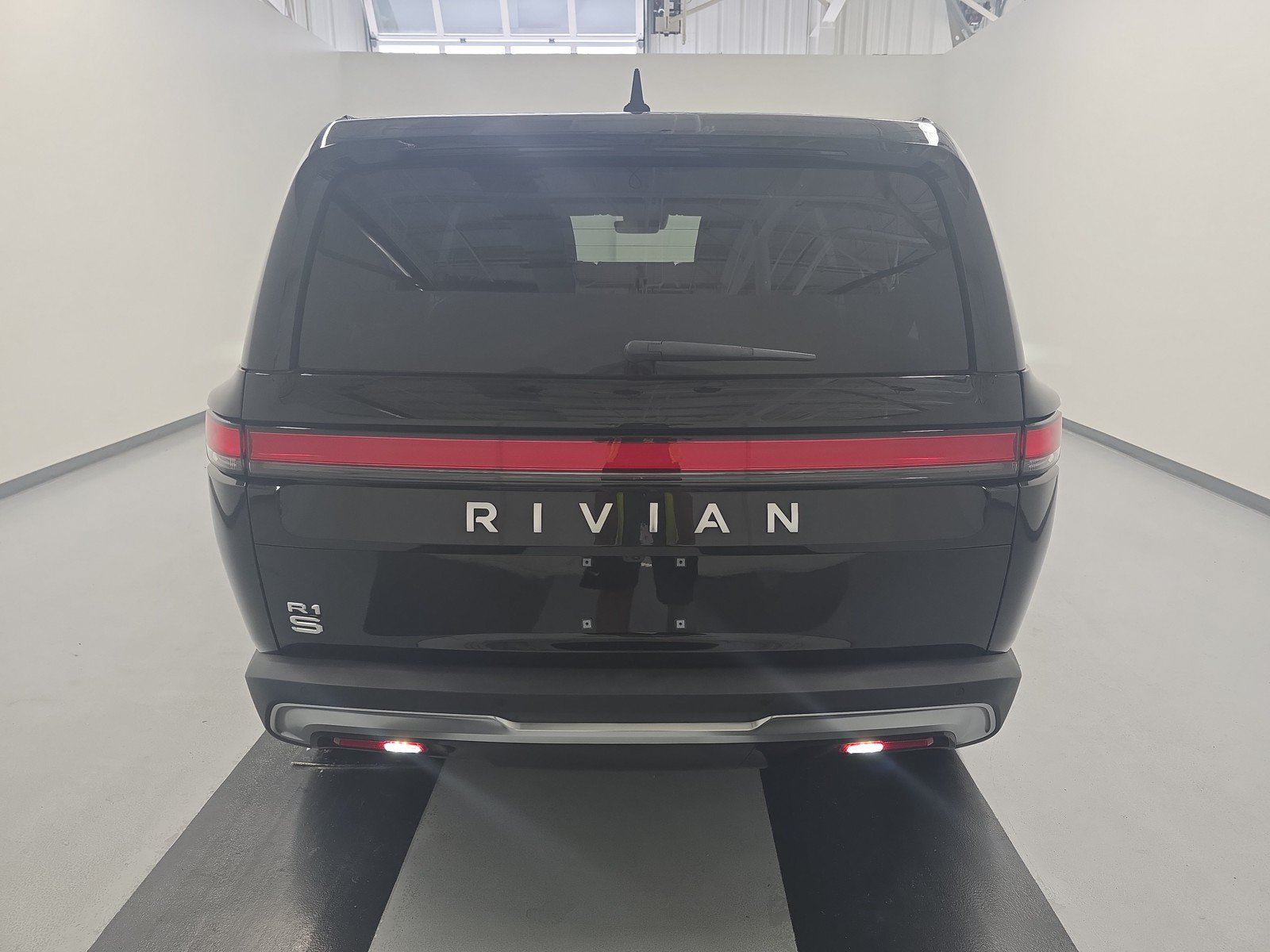 Used 2024 Rivian R1S Adventure AWD/4WD image 4