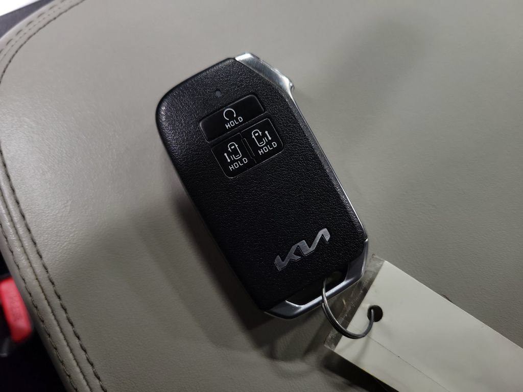 Used 2023 Kia Carnival LX FWD image 21