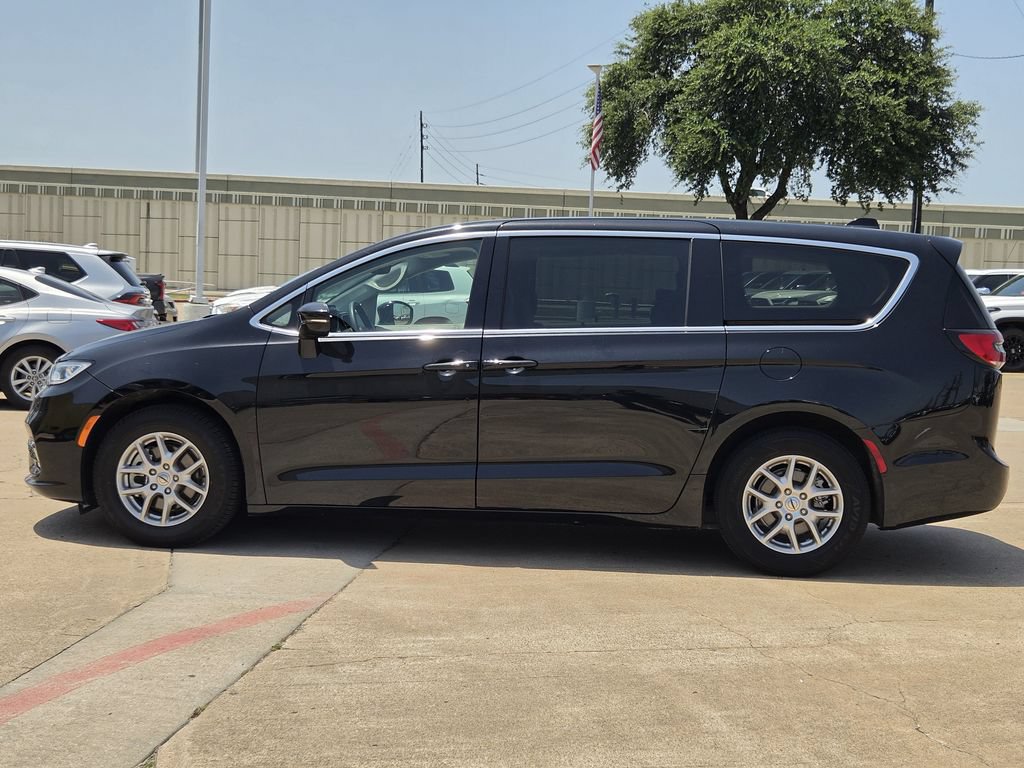 Used 2024 Chrysler Pacifica Touring-L FWD image 6