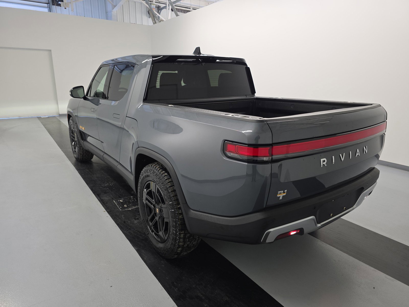 Used 2022 Rivian R1T Adventure image 3