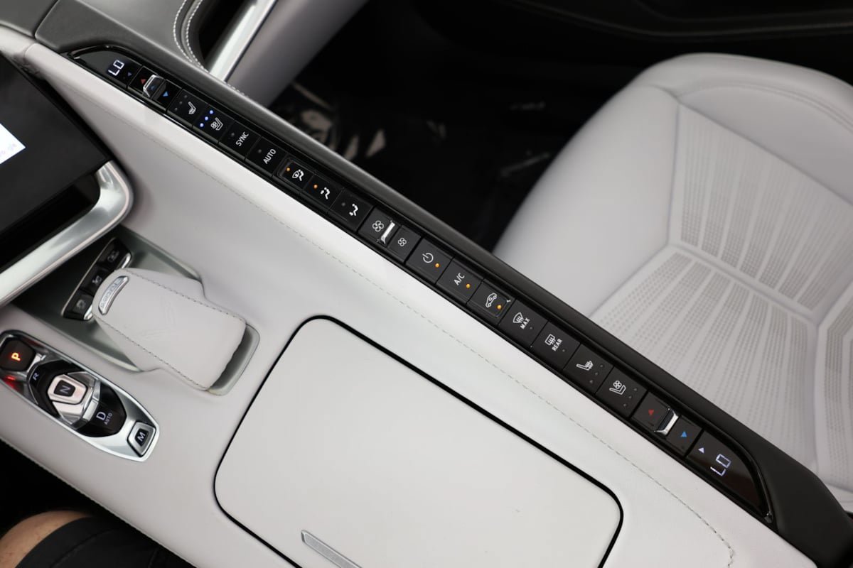 Used 2025 Chevrolet Corvette Stingray Premium Conv w/ Z51 Performance Package RWD image 28