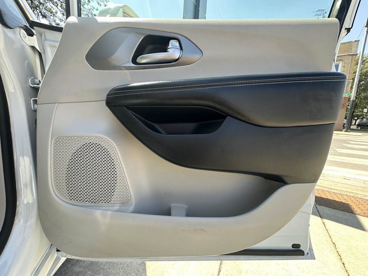 Used 2021 Chrysler Pacifica Touring-L FWD image 28