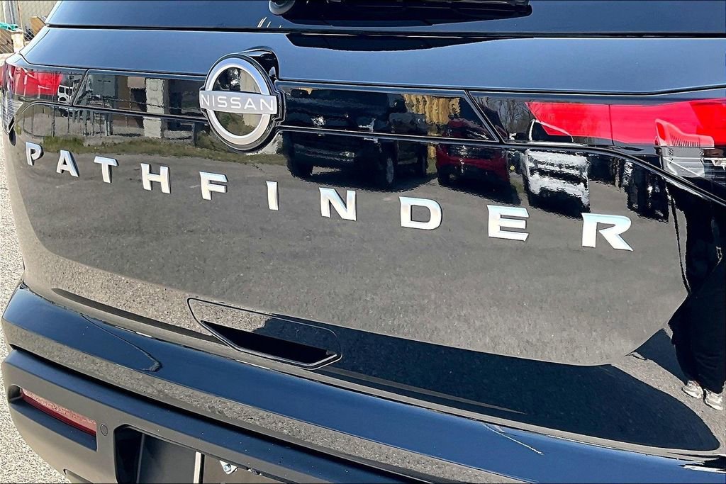 Used 2025 Nissan Pathfinder S image 43