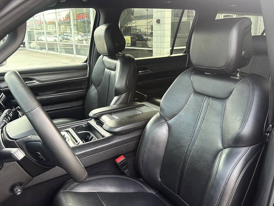 Used 2024 Jeep Wagoneer L Series II w/ Flexible Seating Group AWD/4WD image 6