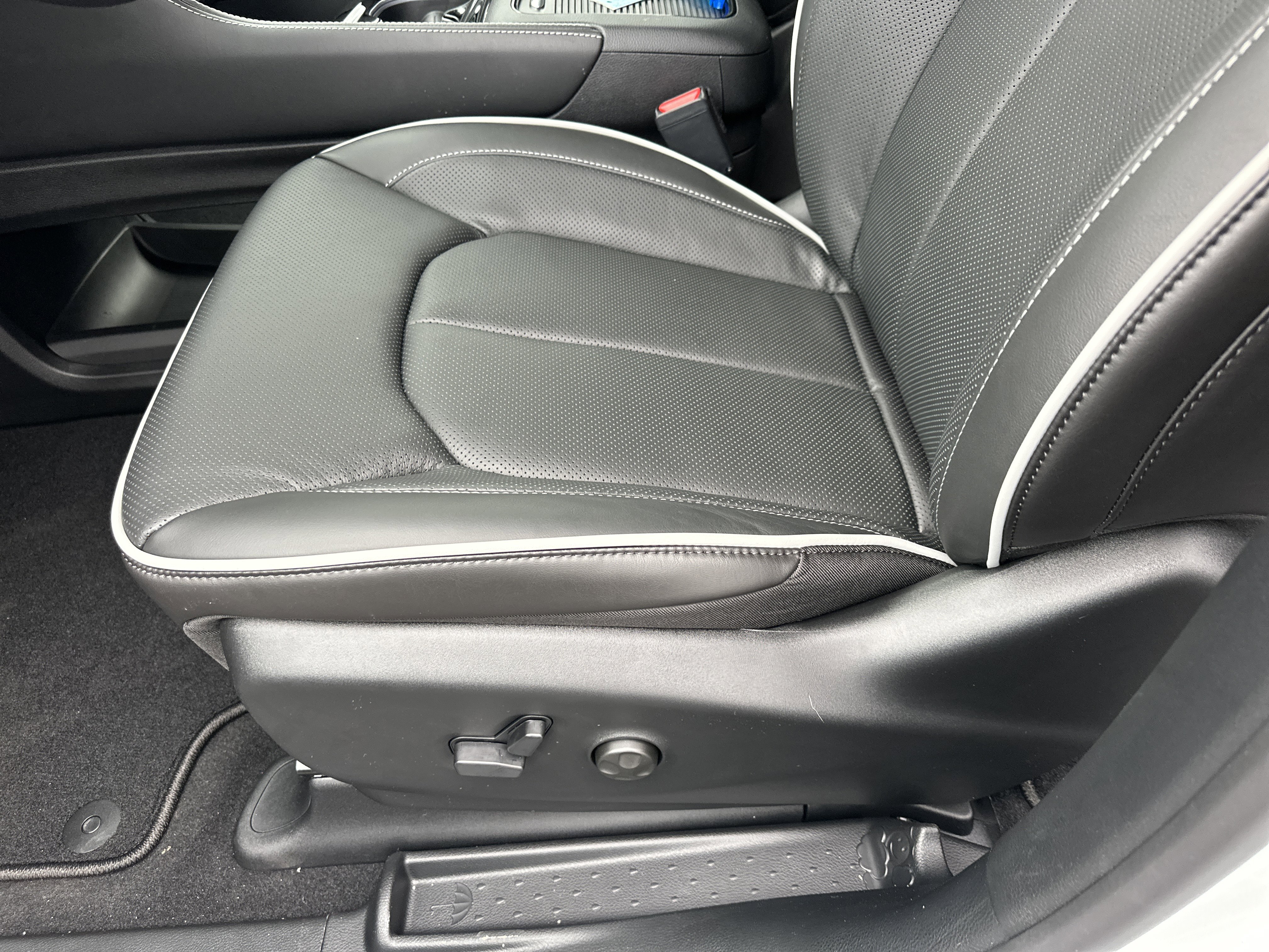 New 2026 Chrysler Pacifica Limited w/ S Appearance Package FWD image 28
