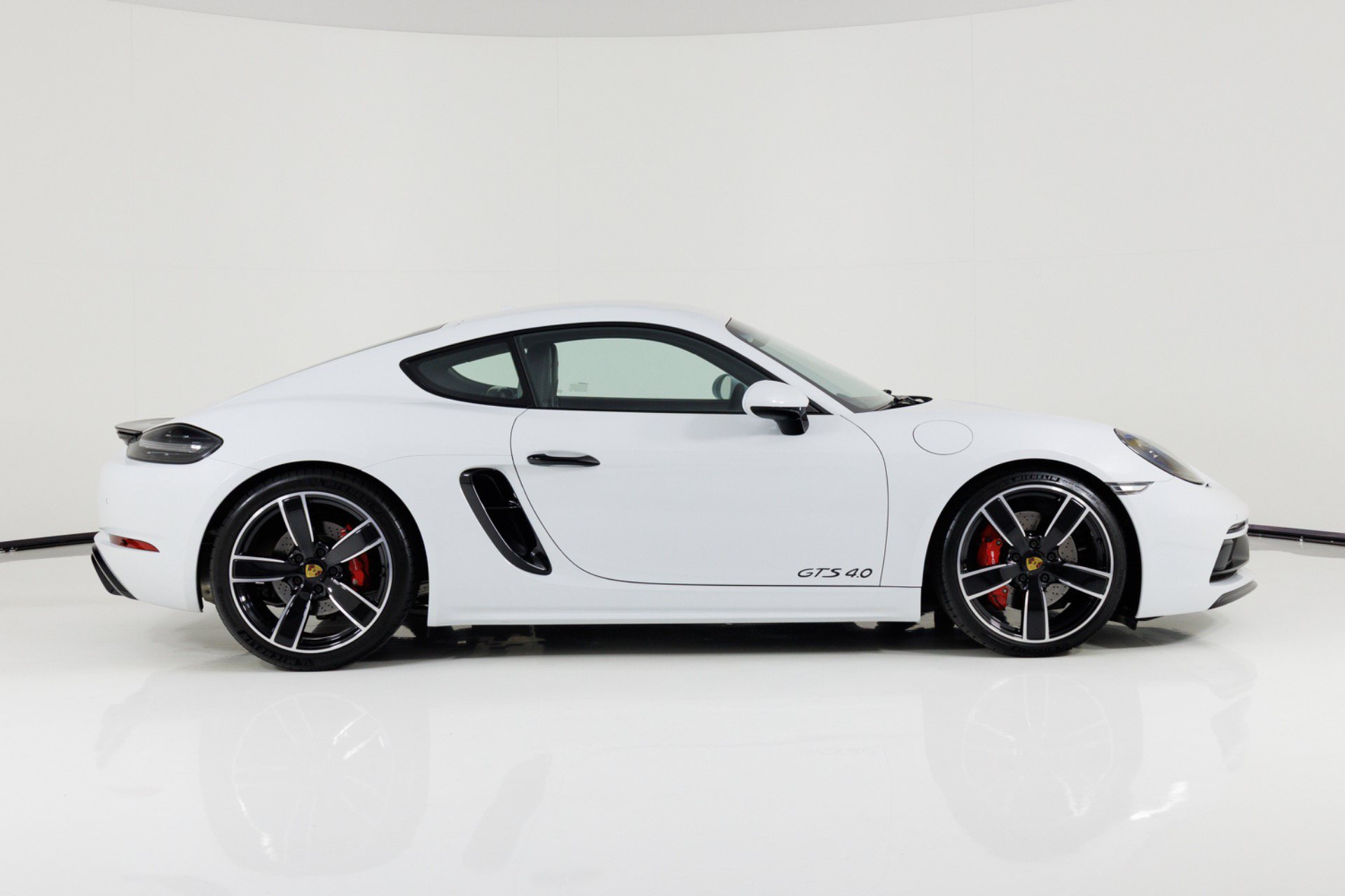 Used 2022 Porsche 718 Cayman GTS RWD image 2