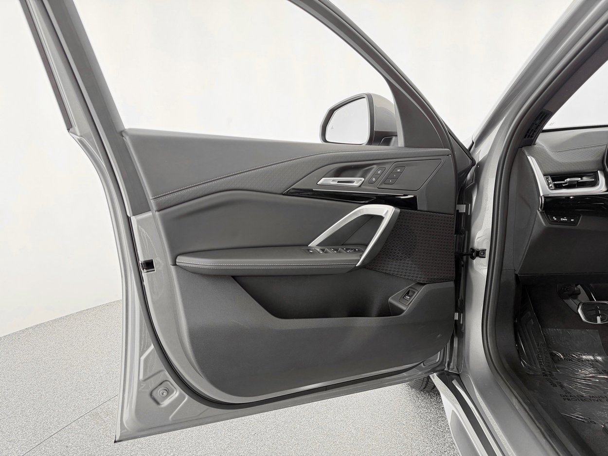 Used 2025 BMW X2 xDrive28i w/ M Sport Package image 11