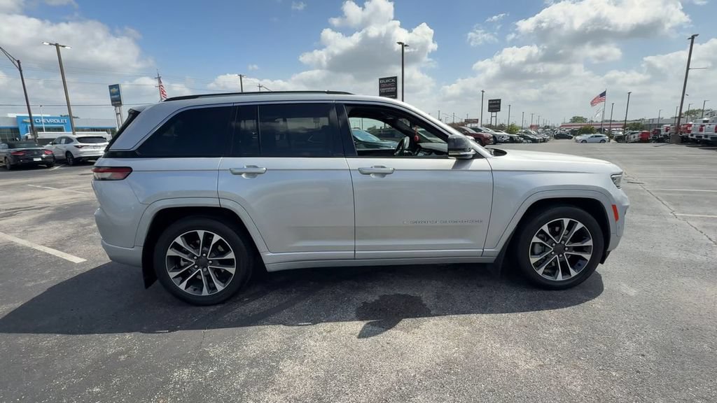 Used 2022 Jeep Grand Cherokee Overland w/ Advanced Protech Group III AWD/4WD image 9