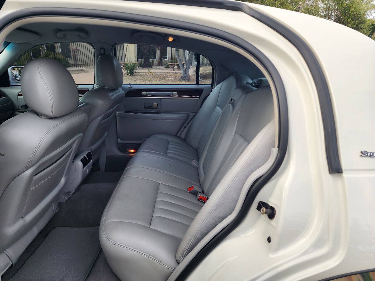 Used 2004 Lincoln Town Car Signature RWD image 13