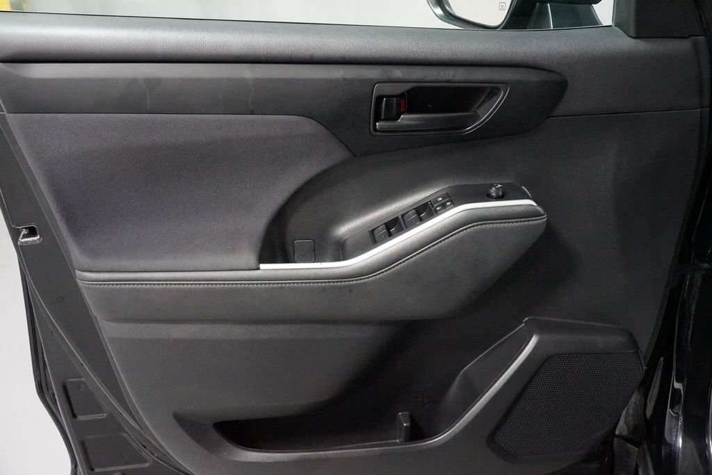 Certified 2024 Toyota Highlander LE FWD image 31