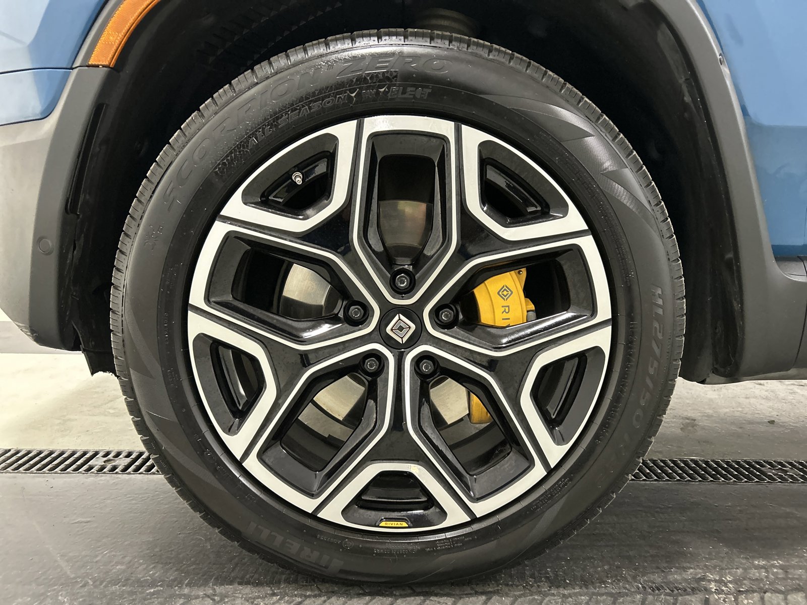 Used 2023 Rivian R1T Adventure image 9