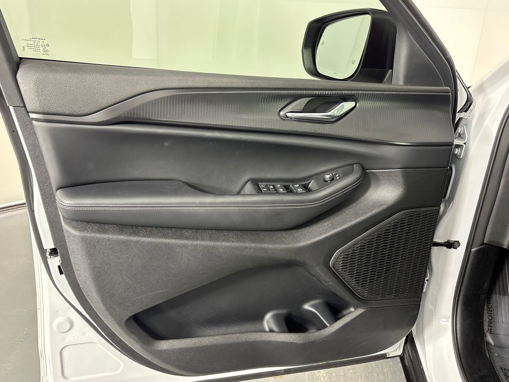 Used 2025 Jeep Grand Cherokee L Laredo image 28