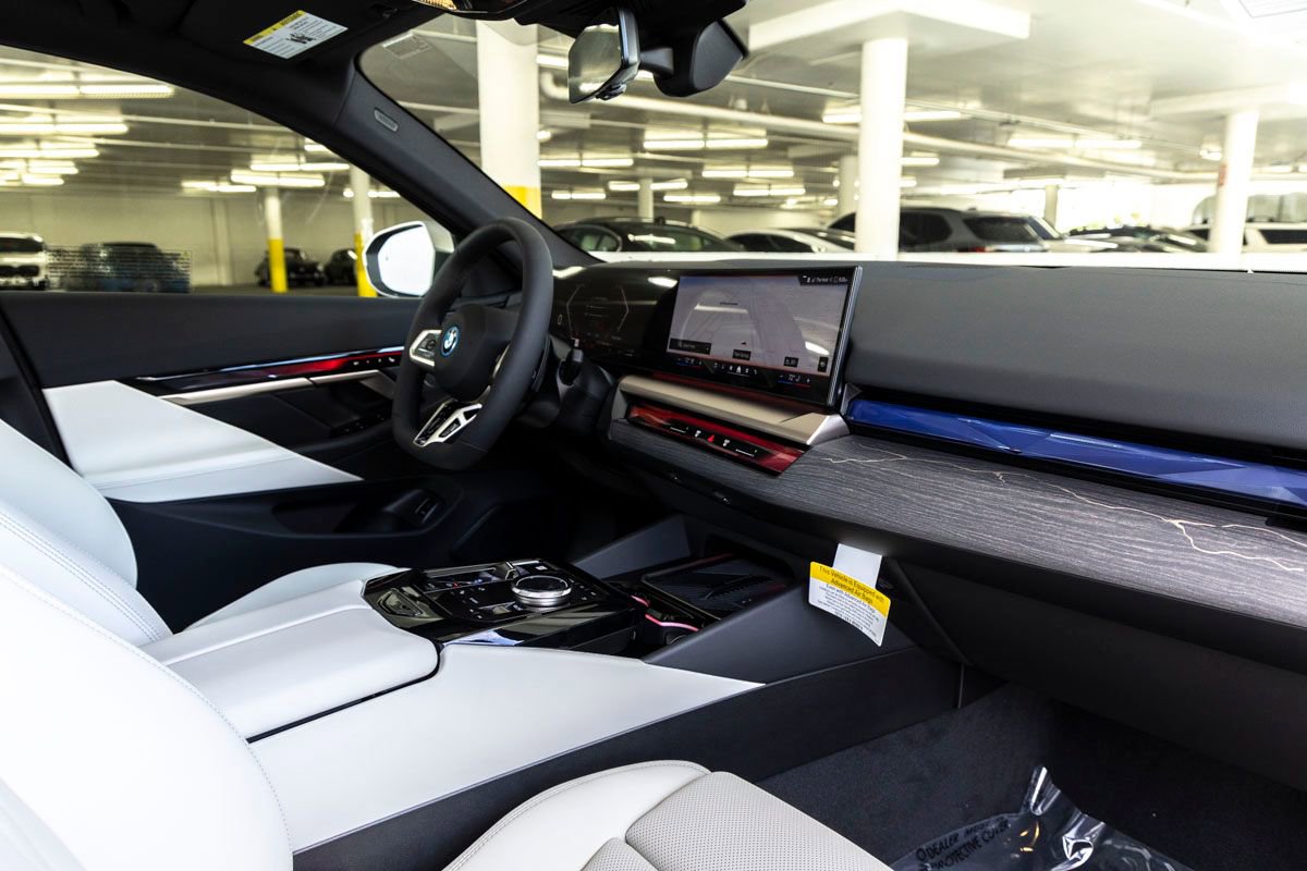 New 2026 BMW 550e xDrive w/ Premium Package AWD/4WD image 32