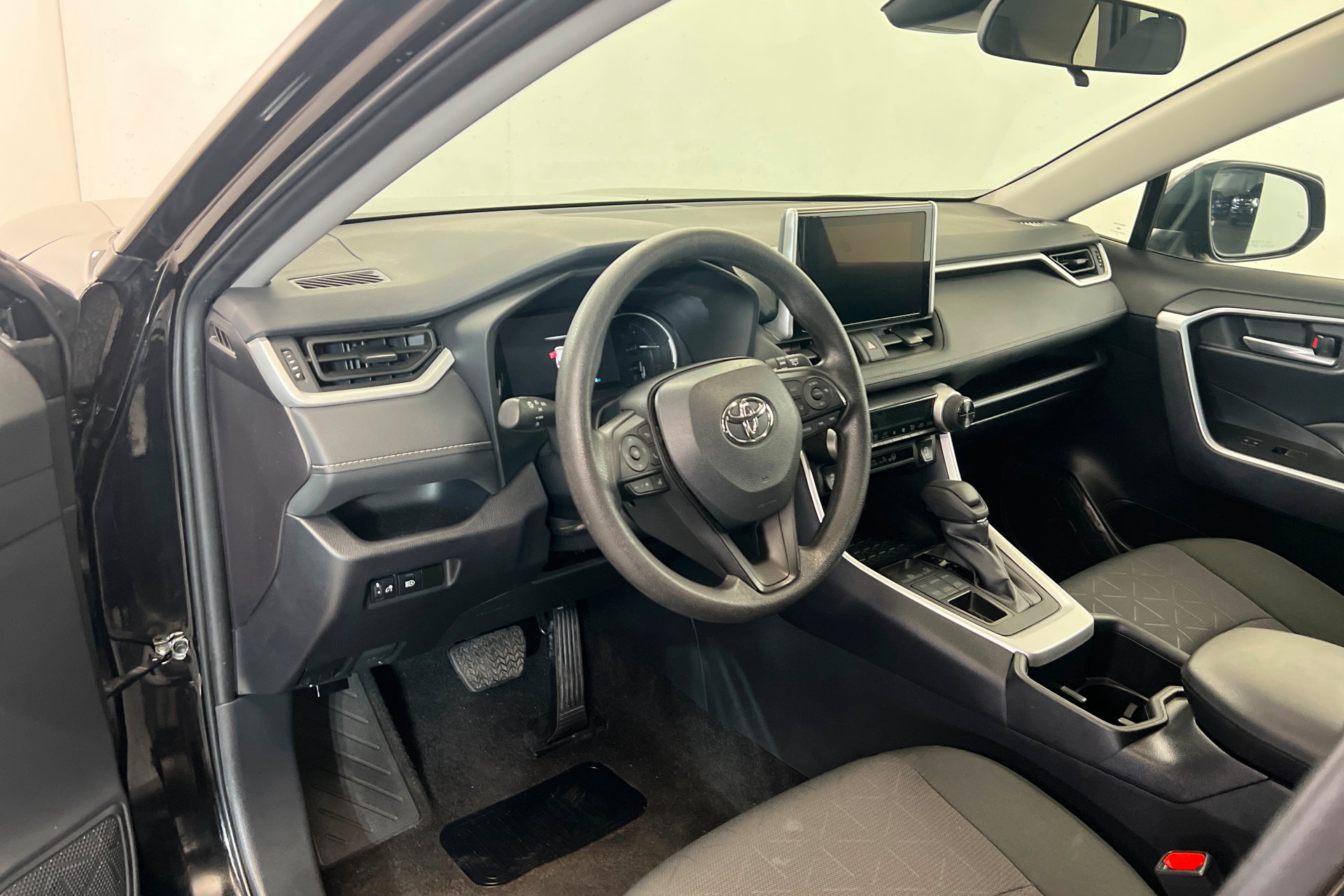 Used 2025 Toyota RAV4 XLE AWD/4WD image 15