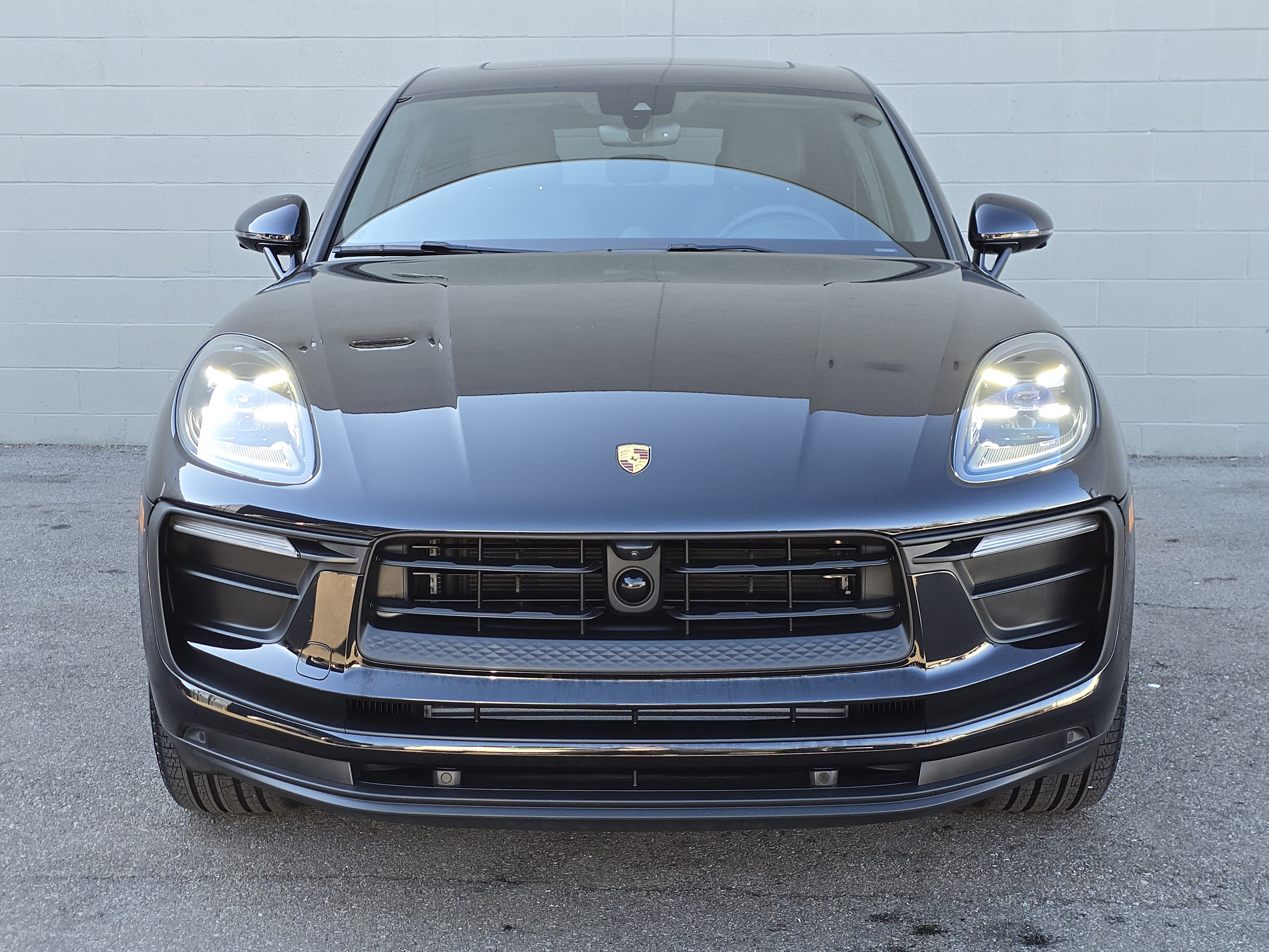 Certified 2025 Porsche Macan AWD/4WD image 6
