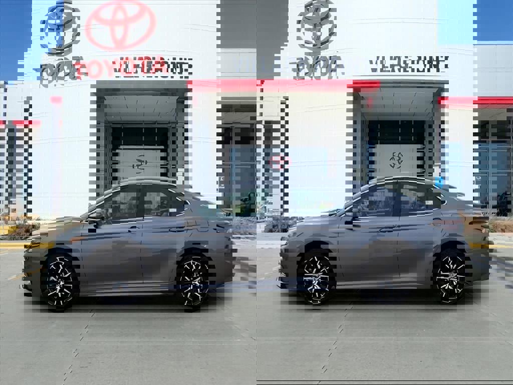 Used 2023 Toyota Camry SE image 2