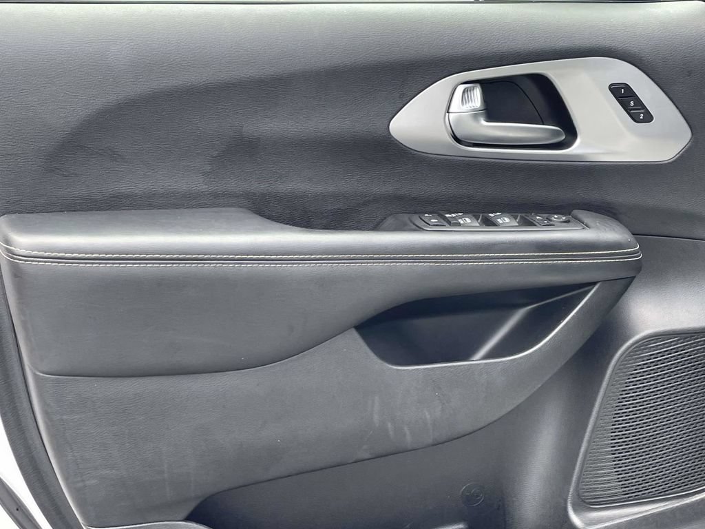 Certified 2025 Chrysler Pacifica Limited FWD image 27