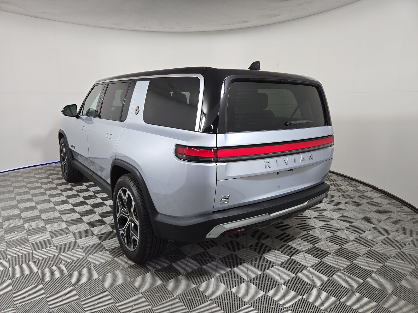 Used 2025 Rivian R1S Adventure AWD/4WD image 3