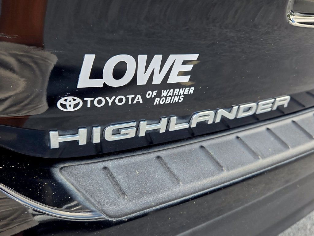 Used 2023 Toyota Highlander L FWD image 12