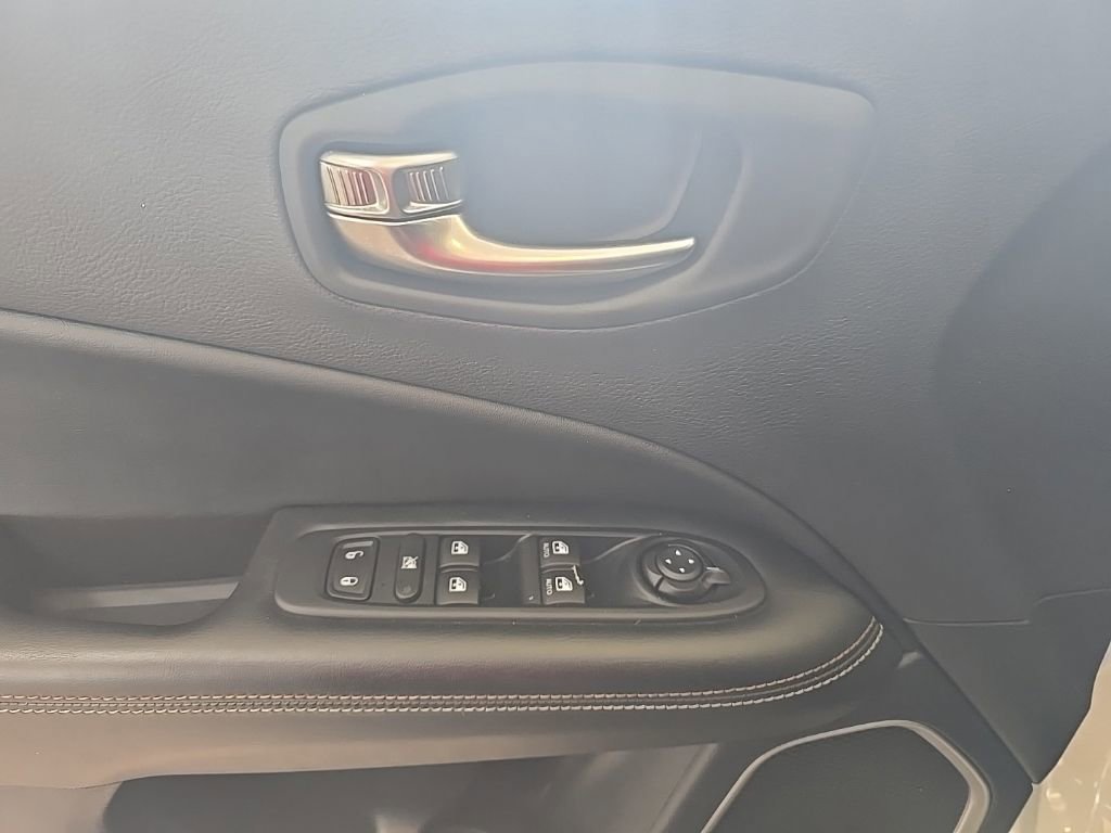 Used 2020 Jeep Compass Latitude w/ Cold Weather Group AWD/4WD image 13
